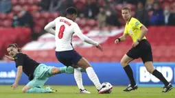 Pemain Inggris Bukayo Saka melakukan selebrasi usai mencetak gol ke gawang Austria pada pertandingan persahabatan di Stadion Riverside, Middlesbrough, Inggris, Rabu (2/6/2021). Inggris mengalahkan Austria dengan skor 1-0. (Lindsey Parnaby, Pool via AP)