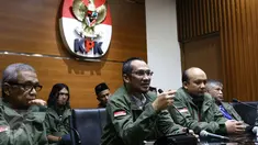 Mantan Ketua KPK Abraham Samad (kedua kiri) memberi keterangan pers usai melakukan diskusi internal bersama para pegawai KPK di gedung KPK, Jakarta, Kamis (30/3). (Liputan6.com/Helmi Afandi)