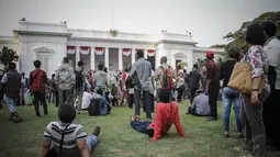 Lapangan Istana yang ditanami rumput hijau disesaki ribuan warga, Jakarta, (20/10/14). (Liputan6.com/Faizal Fanani)