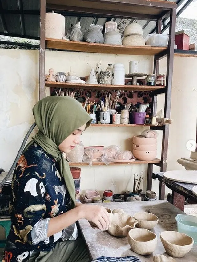 6 Potret Angela Gilsha dan Cut Syifa saat Buat Tembikar, Curi Perhatian