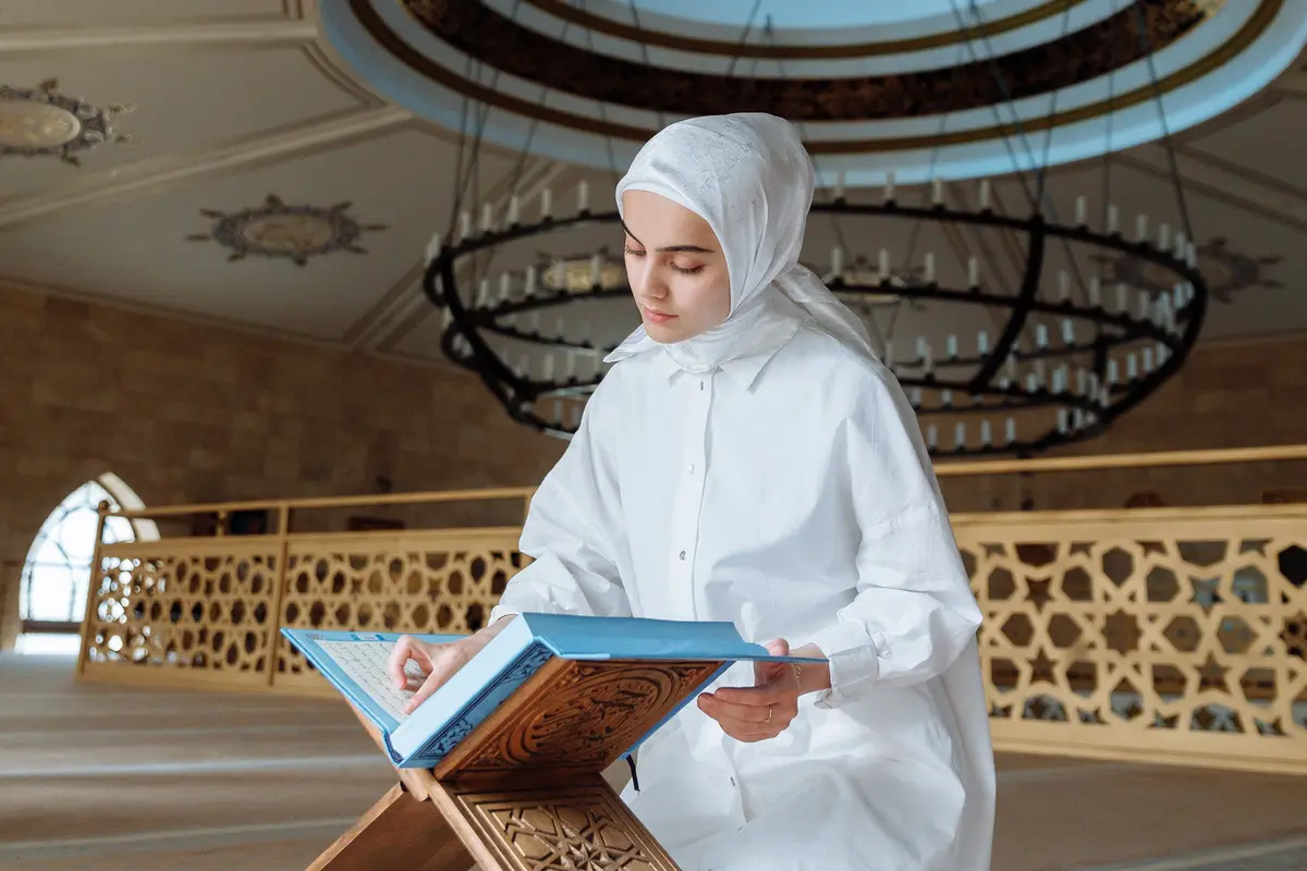 Ilustrasi Islami, muslimah, membaca, belajar, hadis