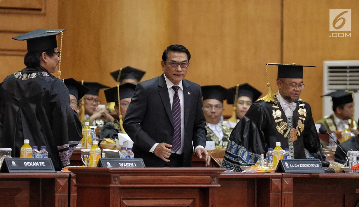Kepala Staf Kepresidenan Moeldoko bersiap memberikan orasi ilmiah saat wisuda Universitas Terbuka, Tangsel, Selasa (3/7). Orasi Ilmiah bertemakan tantangan pendidikan Indonesia menghadapi Era Revolusi Industri 4.0. (Liputan6.com/Faizal Fanani)