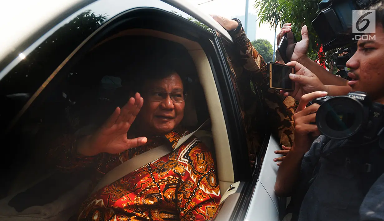 Ketua Umum Gerindra Prabowo Subianto melambaikan tangan usai melakukan pertemuan dengan Ketua Umum Partai Demokrat Susilo Bambang Yudhoyono (SBY) di Mega Kuningan, Jakarta, Kamis (9/8). Pertemuan berlangsung tertutup dan singkat. (Merdeka.com/Imam Buhori)