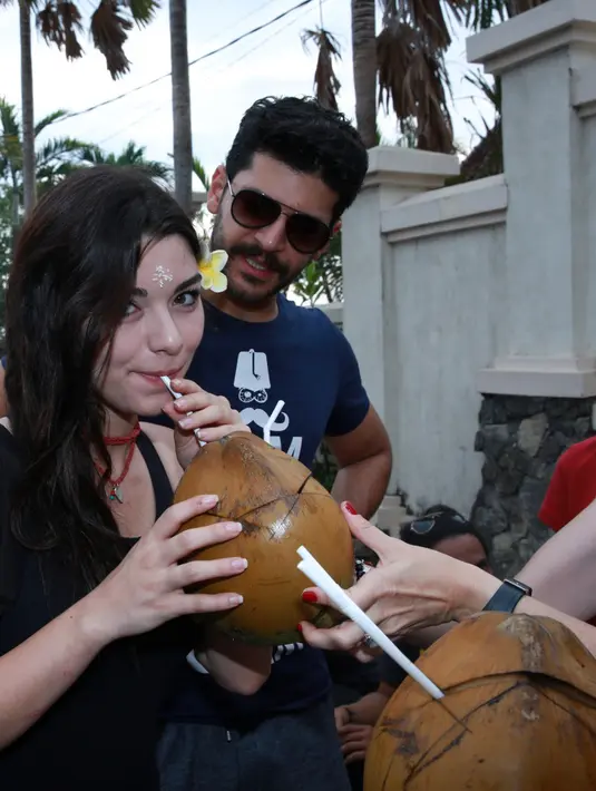 Meski menolak untuk membenarkan kabar kedekatan mereka, wanita cantik ini terlihat serasi dengan Emre Kivilcim yang juga memiliki wajah rupawan. (Deki Prayoga/Bintang.com)