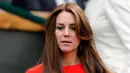 Duchess of Cambridge Kate Middleton mengenakan gaun merah cerah saat datang menyaksikan ajang Wimbledon Tennis Championships, London, Rabu (8/7/2015). (REUTERS/Suzanne Plunkett)