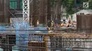 Pekerja membangun konstruksi bangunan bertingkat di Jakarta, Jumat (18/1). Dirjen Perdagangan Luar Negeri Kemendag Oke Nurwan mengatakan pemerintah akan membatasi baja impor yang masuk ke Indonesia. (Liputan6.com/Immanuel Antonius)