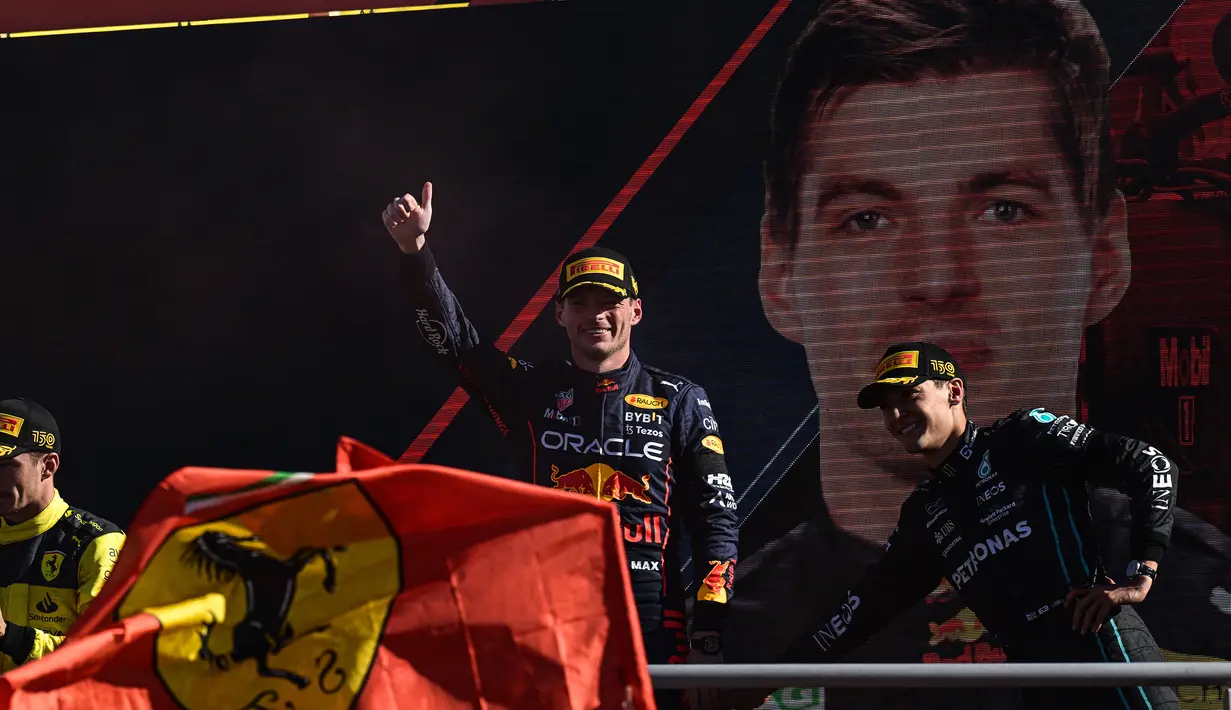Pembalap asal Belanda dari tim Red Bull, Max Verstappen berhasil memenangi balapan F1 GP Italia 2022 yang digelar di Sirkuit Monza, Minggu (11/9/2022) malam WIB. Kemenangan tersebut menjadi podium juara kelima secara beruntun di musim 2022 yang kian mendekatkannya dengan titel juara dunia. (AFP/Miguel Medina)