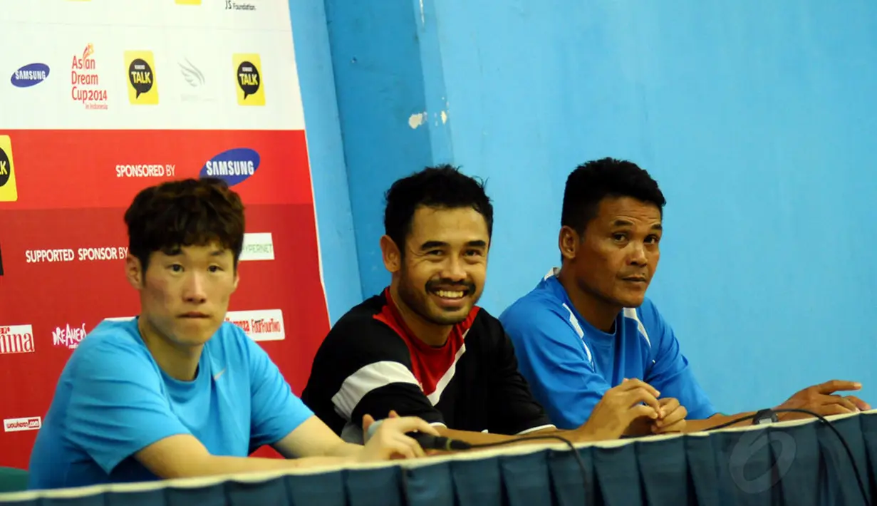 Usai berlaga, Park Ji Sung, Ponaryo Astaman dan Hendri Susilo (dari kiri ke kanan) melakukan sesi tanya jawab dengan beberapa pewarta di Stadion GBK Jakarta, (2/6/2014). (Liputan6.com/Helmi Fithriansyah)