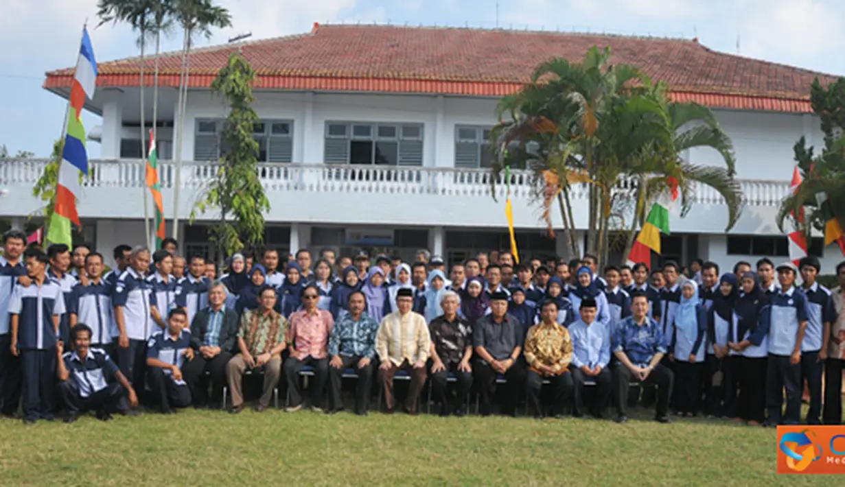 Citizen6, Lampung:  Menteri Kelautan dan Perikanan Sharif C Sutardjo melakukan foto bersama dengan pegawai BBL Lampung setelah acara usai.  (Pengirim: Efrimal Bahri)