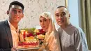 Daffa Wardhana memberikan kue ulang tahun untuk orang tuanya. Kue tersebut bertuliskan ‘Happy 27th wedding anniversary mah pah’. Daffa Wardhana ikut tiup lilin bersama kedua orang tuanya. Dalam unggahannya di Instagram, Marini Zumarnis juga unggah foto lawas pernikahannya dengan Denny Wardhana. Wajah artis 90an itu tetap awet muda dan tidak banyak berubah. (Liputan6.com/IG/@marinizumarnisreal)