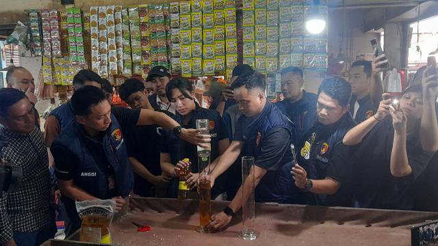 Satuan Tugas (Satgas) Pangan Polda Metro Jaya melakukan inspeksi mendadak (sidak) di Pasar Kemayoran, Jakarta Pusat, Selasa (11/3/2025).