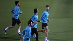 Striker Real Madrid, Cristiano Ronaldo, berlari saat mengikuti sesi latihan jelang laga final Piala Dunia Antarklub 2017 di Abu Dhabi, Kamis (14/12/2017). Real Madrid akan berhadapan dengan Gremio. (AP/Hassan Ammar)