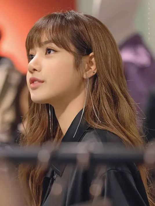Lisa memang senang mewarnai rambutnya dengan warna-warna yang mencolok. Tapi ia terlihat bergitu menawan saat mewarnai rambutnya dengan warna yang natural. (Foto: koreaboo.com)