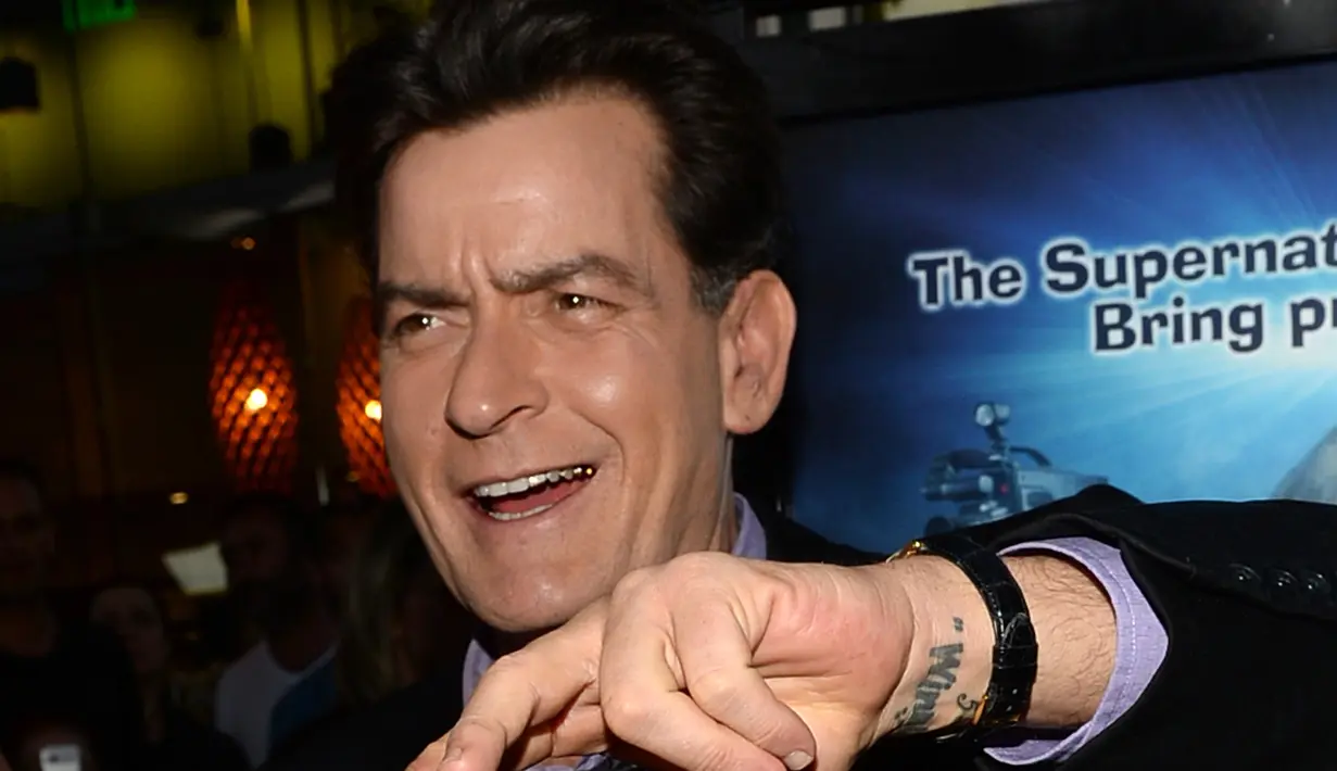 Charlie Sheen saat akan menonton pemutaran perdana "Scary Movie 5" di Hollywood, AS. (11/4/2013). Dalam acara televisi Today yang disiarkan NBC pada Selasa (17/11/2015) Charlie Sheen mengaku mengidap HIV. (AFP Photo)