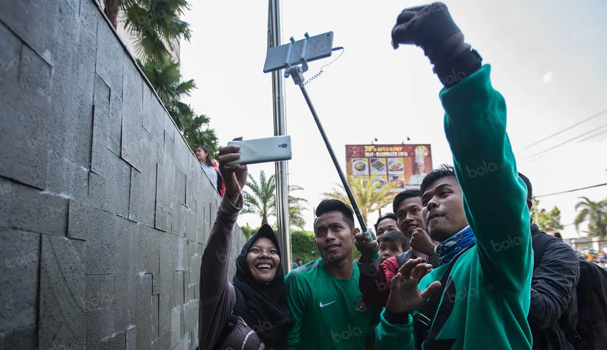 Usai latihan terakhir, Andik Vermansah langsung diserbu warga Solo yang memintanya untuk foto bareng. (Bola.com/Vitalis Yogi Trisna)