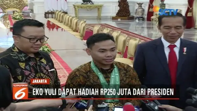 Eko Yuli, atlet angkat besi Indonesia diundang ke Istana Presiden. Eko mendapat apresiasi Jokowi setelah boyong 3 medali emas dari kejuaraan dunia di Turkmenistan.