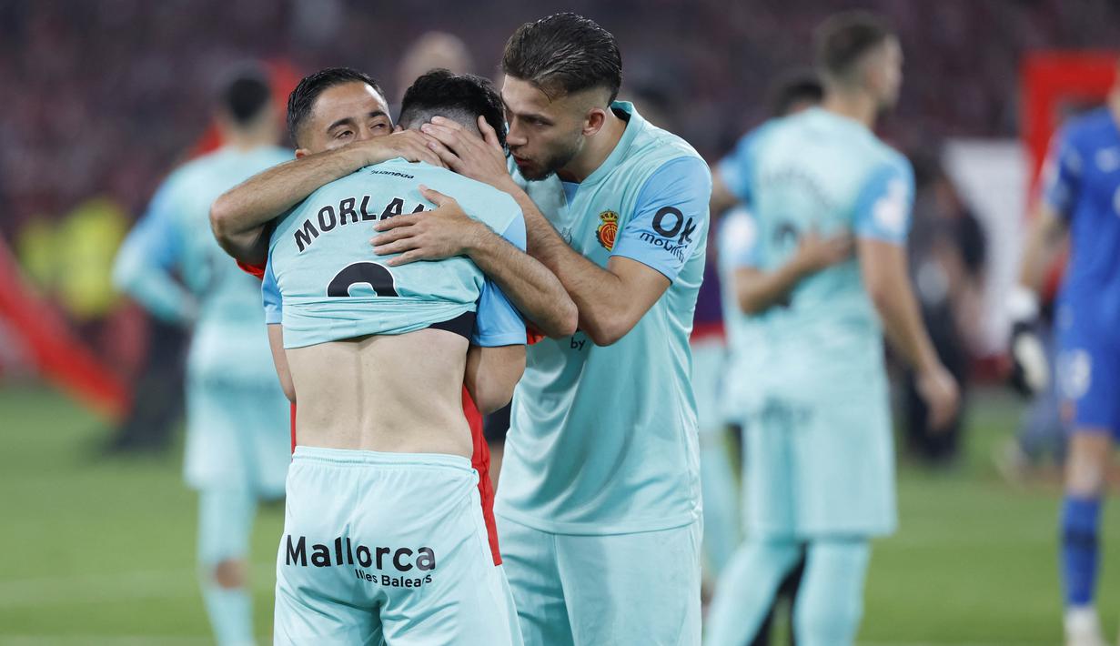 Pemain Real Mallorca saling menenangkan setelah ditaklukkan Athletic Bilbao pada laga final Copa del Rey di Stadion Olimpico de Sevilla, Minggu (7/4/2024). (AFP/Jaime Reina)
