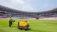 Pengelola Stadion Utama Gelora Bung Karno (SUGBK) melakukan perbaikan rumput lapangan. (Dok. PSSI)