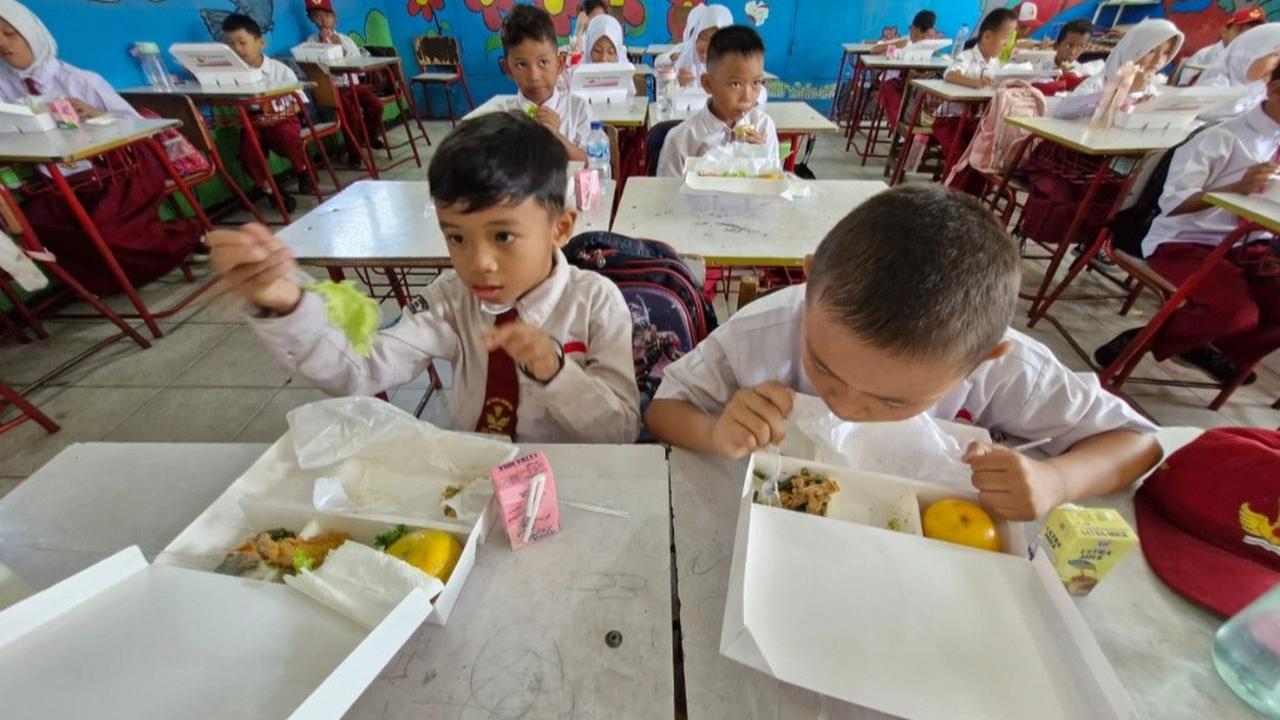 Ratusan siswa di SDN Rawa Kompeni, Kecamatan Benda, Kota Tangerang, mengikuti program makan bergizi gratis (MBG) pada hari ini, Senin (6/1/2025).