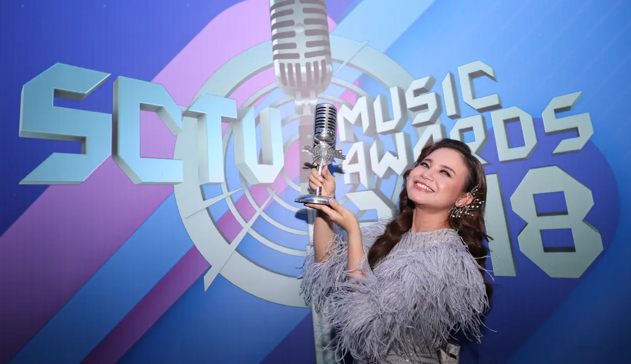 Menerima piala kemenagan tersebut, Rossa pastinya sangat berbahagia. Seperti halnya yang terlihat dari sederet foto berikut ini. Sambil tersenyum semringah, Rossa mengangkat pialanya tersebut. (Adrian Putra/Bintang.com)