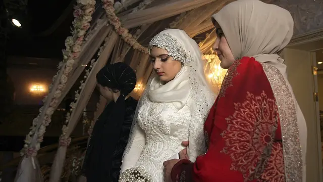 [Bintang] Menikah, Cerita Foto Pengantin Murung Ini Buat Banyak Orang Sedih