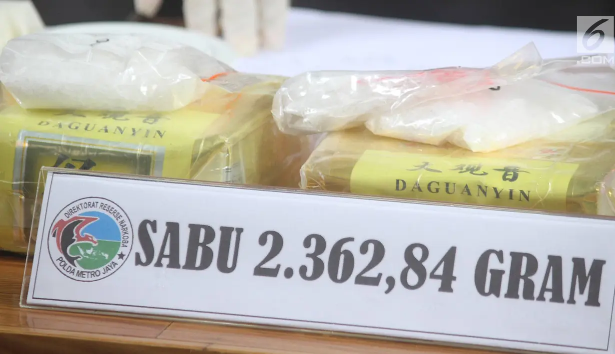 Barang bukti sabu diperlihatkan saat rilis kasus narkotika di Polda Metro Jaya, Jakarta, Rabu (16/1). Barang bukti berupa 2.362 gram sabu, enam buah HP, sebuah cincin, serta dua buah mobil diamankan polisi. (Liputan6.com/Immanuel Antonius)