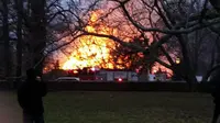 Rumah mewah di Rhode Island, Amerika Serikat yang terbakar. (CBS News)