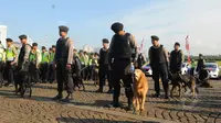 Sejumlah anggota kepolisian membawa anjing pelacak saat apel gelar pasukan di Kawasan Monas, Jakarta,  Rabu (8/4/2015). Polda Metro Jaya menerjunkan 4.236 personel untuk mengamankan pelaksanaan Peringatan KAA. (Liputan6.com/Herman Zakharia)