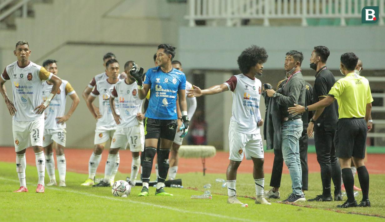 Laga ini sempat memanas di akhir babak pertama. Penyebabnya adalah keputusan kontroversial wasit yang kembali memberikan hadiah penalti kepada Persis. Hal itu sempat membuat pemain Sriwijaya marah dan enggan melanjutkan pertandingan. (Bola.com/M Iqbal Ichsan)