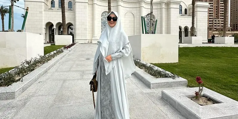 Gaya OOTD Fitri Carlina dengan Hijab, Tampil Menawan