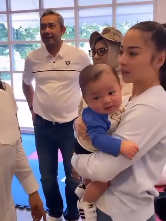 <p>Nikita Willy dan Baby Izz kembali ke Indonesia (Instagram/nikitawillyofficial94)</p>