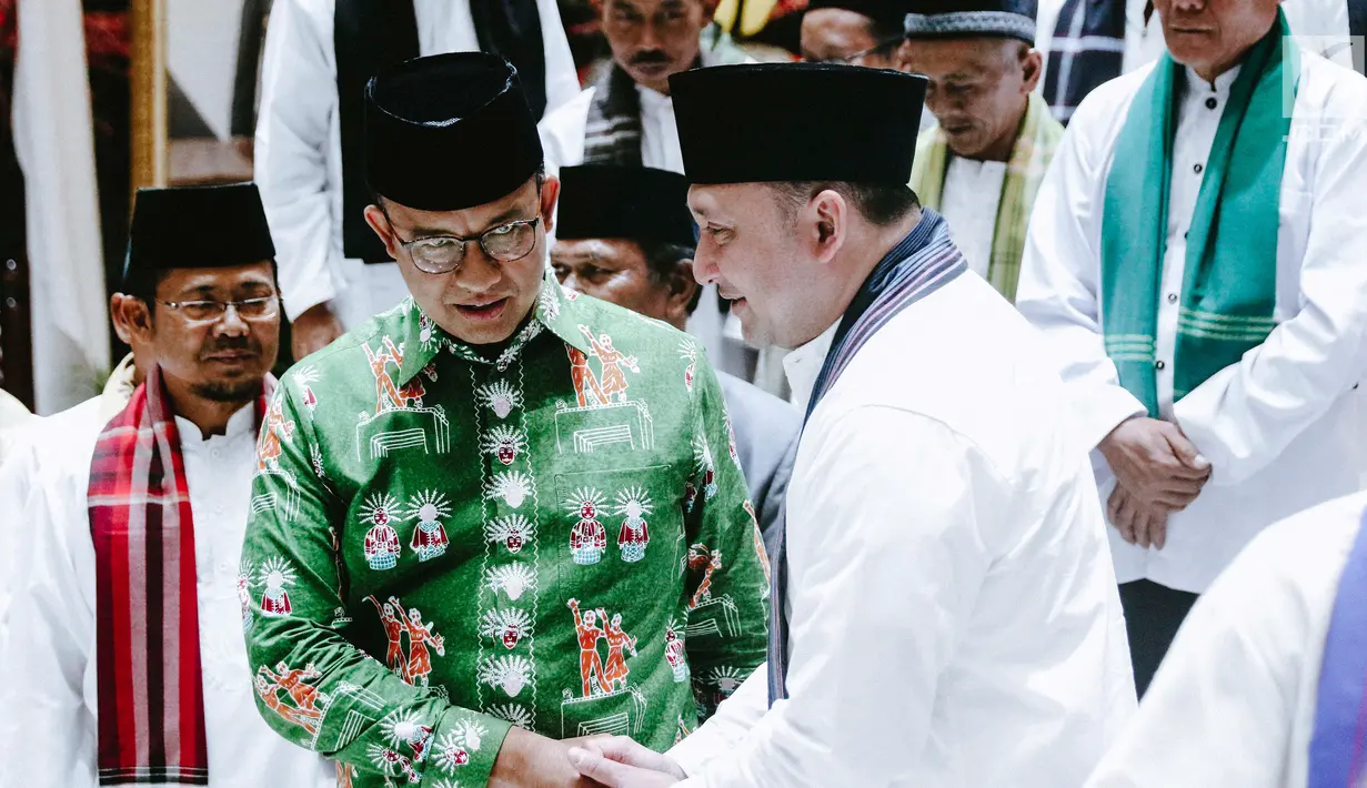 Gubernur DKI Jakarta Anies Baswedan bersalaman dengan marbot masjid Jakarta di Balai Kota, Jumat (9/11). Anies menyebutkan pemberangkatan marbot untuk umrah dilakukan dua tahap. (Liputan6.com/Immanuel Antonius)
