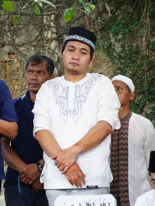 Winastiwi binti Sunaryo ibunda Brian wafat pada Sabtu pukul 20.45 WIB. Almarhum meninggal dunia di Rumah Sakit Puri Cinere, Jakarta Selatan akibat penyakit kanker yang dideritanya. (Syaiful Bahri/Bintang.com)