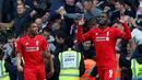 Ekspresi striker Liverpool, Christian Benteke, setelah mencetak gol ketiga Liverpool ke gawang Chelsea dalam laga Liga Premier Inggris di Stadion Stamford Bridge, London, Sabtu (31/10/2015). (AFP Photo/Ian Kington)