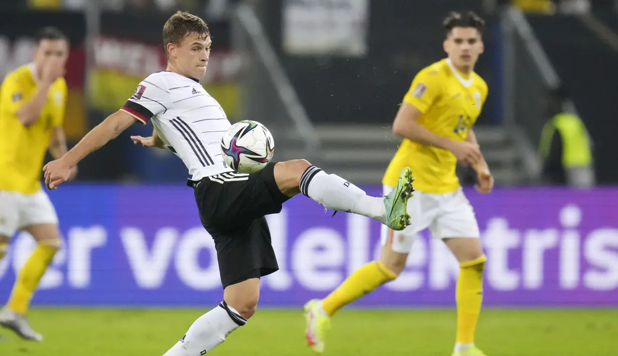 Jerman terus mengurung Romania di 10 menit akhir, tapi tidak ada gol tambahan. Wasit meniup peluit panjang. Skor 2-1 untuk kemenangan Jerman. (AP/Michael Sohn)