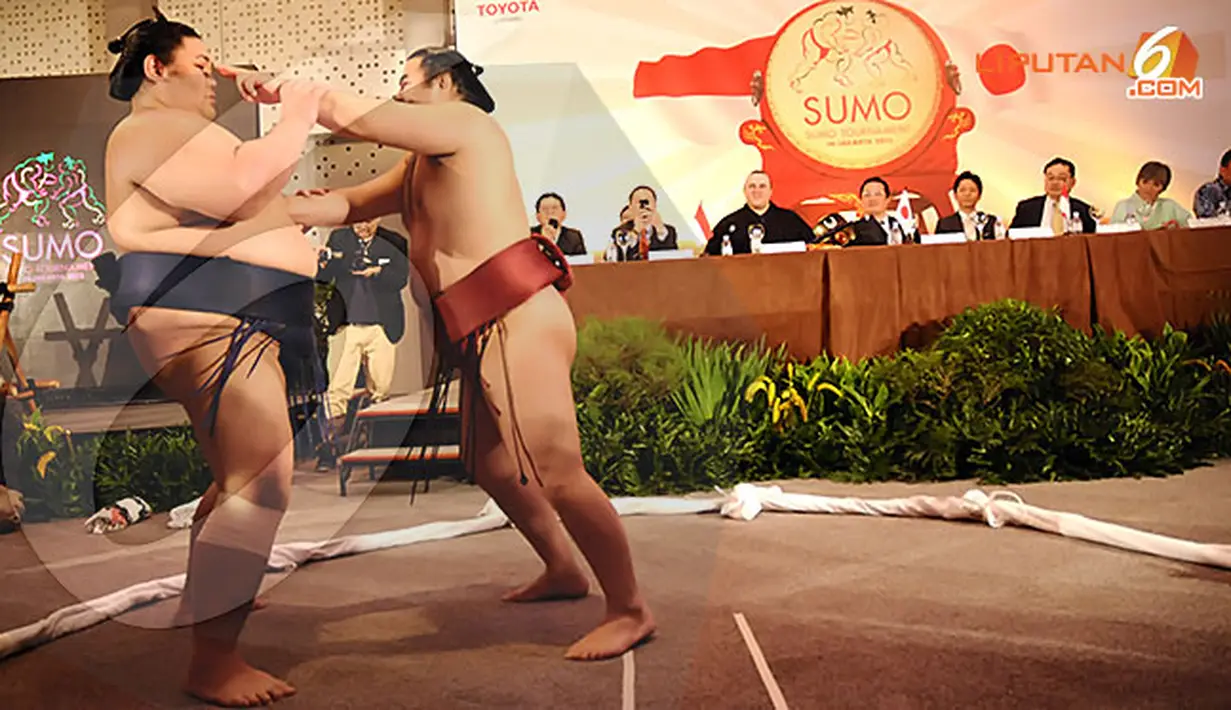 Pegulat Sumo memeragakan beberapa aturan yang dilarang. (Liputan6.com/Helmi Fithriansyah)