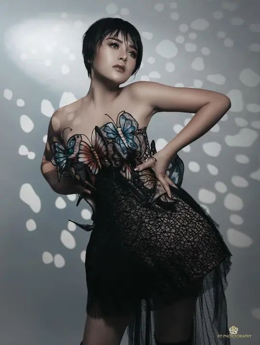 Gaya berbeda pernah ditunjukkan oleh Amanda Manopo di sebuah photoshoot di tahun 2020. Ia mengenakan sebuah wig hitam super pendek dan strapless mini dress dengan attachment berbentuk kupu-kupu. [Foto: Instagram/fdphotography90]