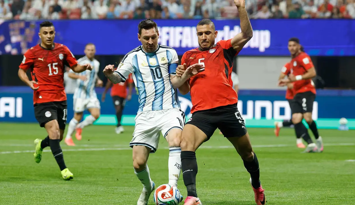Pemain Argentina Lionel Messi berebut bola dengan pemain Mesir Ramy Rabia selama pertandingan sepak bola babak 16 besar Piala Dunia antara Argentina dan Mesir di Atlanta, Selasa, 7 Juli 2026. (AP Photo/Erik S. Lesser)
