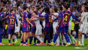 Pemain Real Madrid dan Barcelona bersitegang dalam laga La Liga 2025/2026 di Santiago Bernabeu, 26 Oktober 2025. (AP Photo/Manu Fernandez)