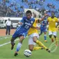 Pemain Persib M Ridwan Berjibaku dengan Pemain Kitchee (Liputan6.com / Herman Zakharia)