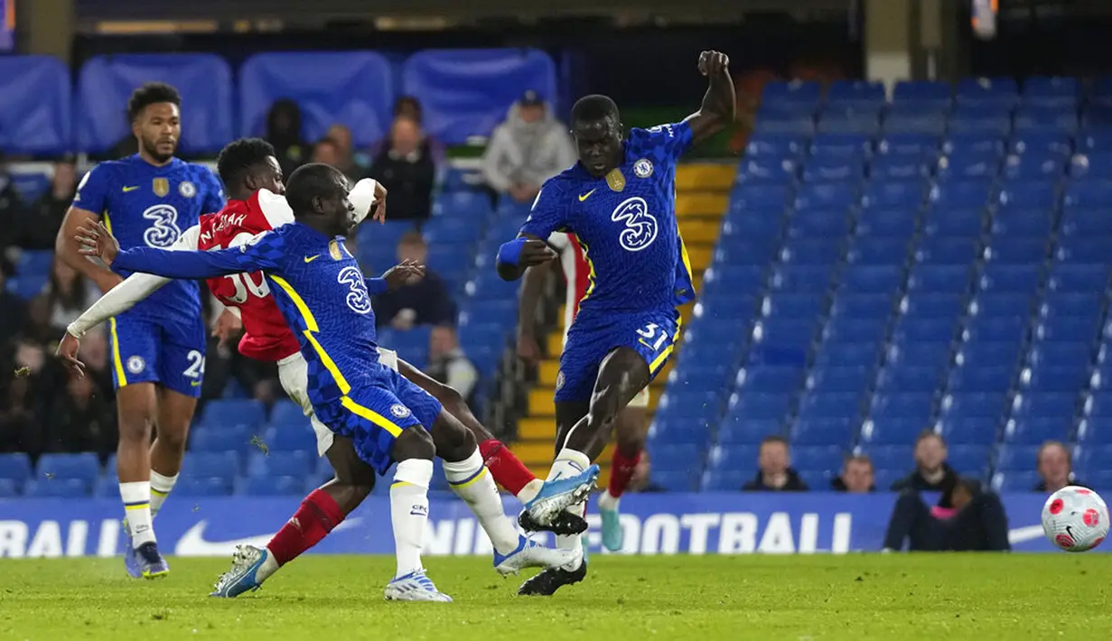 Pemain Arsenal Eddie Nketiah (kedua kanan) menendang dan mencetak gol di bawah tekanan pemain Chelsea N'Golo Kante pada pertandingan sepak bola Liga Inggris di Stamford Bridge, London, Inggris, 20 April 2022. Arsenal menang 4-2. (AP Photo/Frank Augstein)
