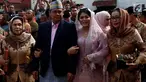 Putri Presiden Joko Widodo, Kahiyang Ayu dan Muhammad Bobby Afif Nasution mesra bergandengan setibanya di rumah paman sang suami, di Medan, Selasa (21/11). Kahiyang akan menjalani upacara adat pemberian Boru Siregar. (Liputan6.com/Johan Tallo)