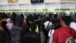 Menjelang akhir tahun, calon penumpang menyerbu Stasiun Senen untuk membeli tiket dengan tujuan terbanyak Semarang, Jakarta, Selasa (25/11/2014). (Liputan6.com/Faizal Fanani)