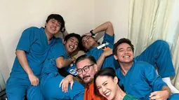 Di balik layar, para aktor menunjukkan kedekatan yang membuat suasana di lokasi syuting terasa lebih hangat. Selain keempat aktor tampan, tampak pula Ferry Salim, sang aktor senior yang ikut bergabung dengan mereka saat break syuting. (Liputan6.com/IG/@giorgino_abraham)