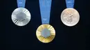 Penampakan medali Olimpiade Paris 2024 saat peresmian medali Olimpiade dan Paralimpiade untuk Olimpiade Paris 2024 yang berlangsung di Paris, Prancis, Kamis (08/02/2024). Pada masing-masing medali disematkan 18 gram logam yang diambil dari Menara Eiffel. (AFP/Dimitar Dilkoff)