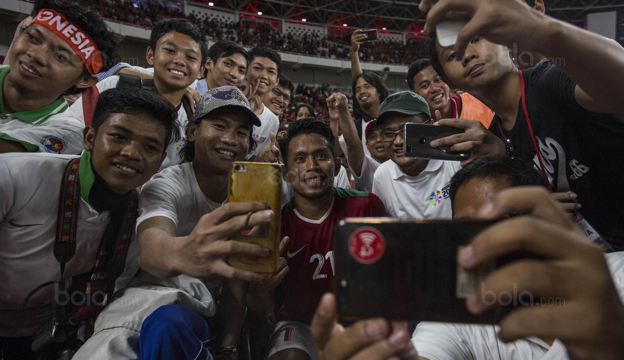 Gelandang Timnas Indonesia, Andik Vermansah, foto bersama penonton difabel usai melawan Islandia pada laga persahabatan di SUGBK, Jakarta, Minggu (14/1/2018). Timnas Indonesia kalah 1-4 dari Islandia. (Bola.com/Vitalis Yogi Trisna)