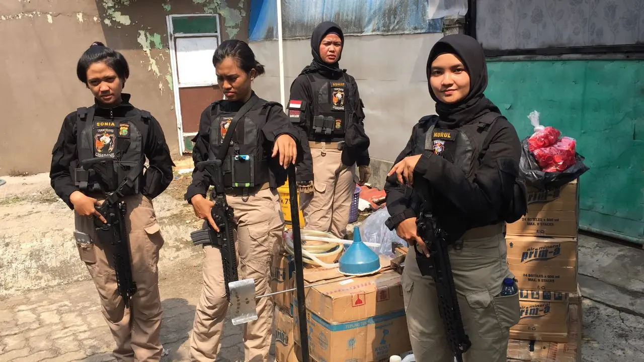 Tim Elang Cisadane Polres Metro Tangerang menggerebek pabrik pembuatan minuman keras