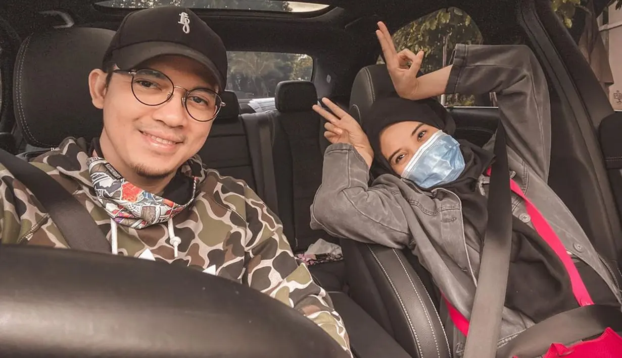 “Baru datang guys, minta rujak. Kemarin odading, habis odading donat. Habis donat, roti sobek. Habis roti sobek minta (nginjak) rumput. Habis rumput minta rumah ha ha ha,” beri tahu Shireen Sungkar. (Instagram/zaskiasungkar15)