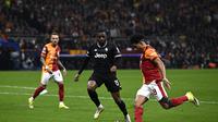 Gelandang Galatasaray, Gabriel Gomes Sara (kanan), menendang bola di samping bek Juventus, Pierre Kalulu Kyatengwa, selama pertandingan leg pertama play-off babak gugur Liga Champions, di Rams Park, Istanbul, Rabu (18/2/2026) dini hari WIB. (Yasin Akgul/AFP)