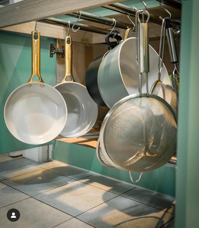 3. Penataan Alat Masak yang Berlebihan dan Tidak Teratur